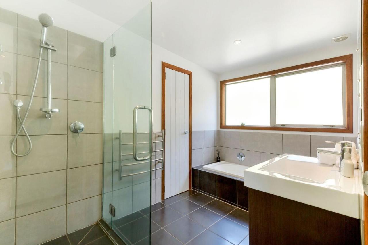 Karaka Sanctuary With Spa Pool By Waiheke Unlimited Oneroa Номер фото